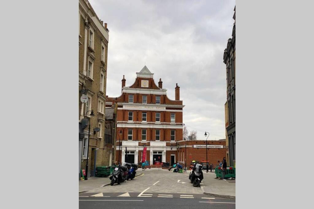 Two Bedroom Garden Flat In Zone 2 ロンドン エクステリア 写真